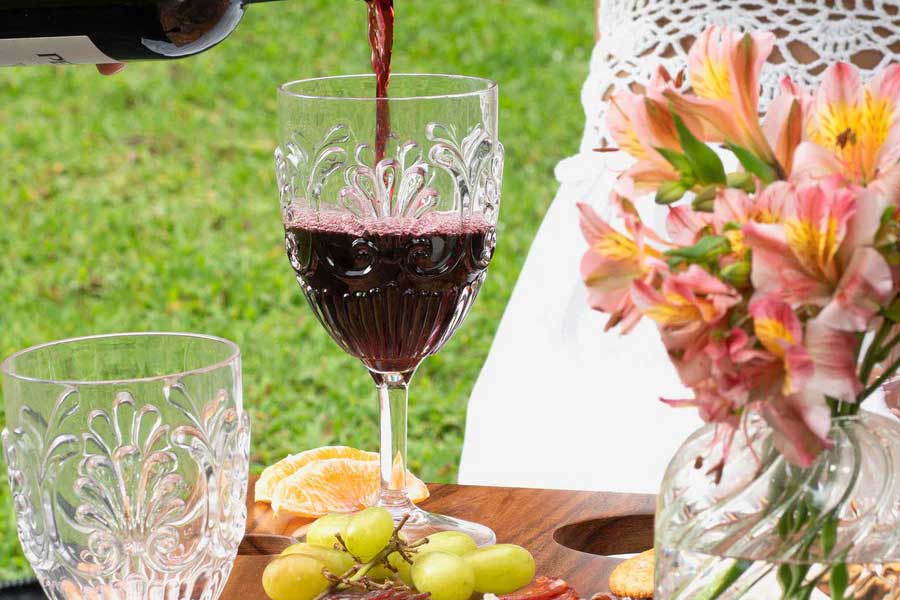 Elegant and Safe: Why Our Shatterproof Acrylic Wine Glasses Are the Ideal Choice for Your Next Picnic or Pool Party